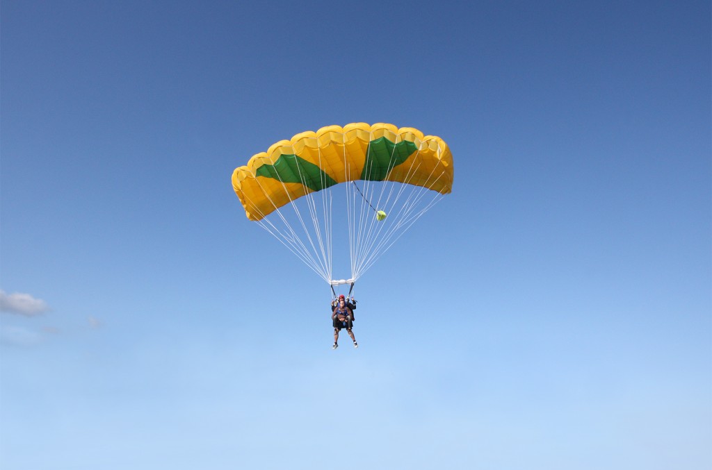 (4) À 1500 m d'altitude, le moniteur ouvre le parachute